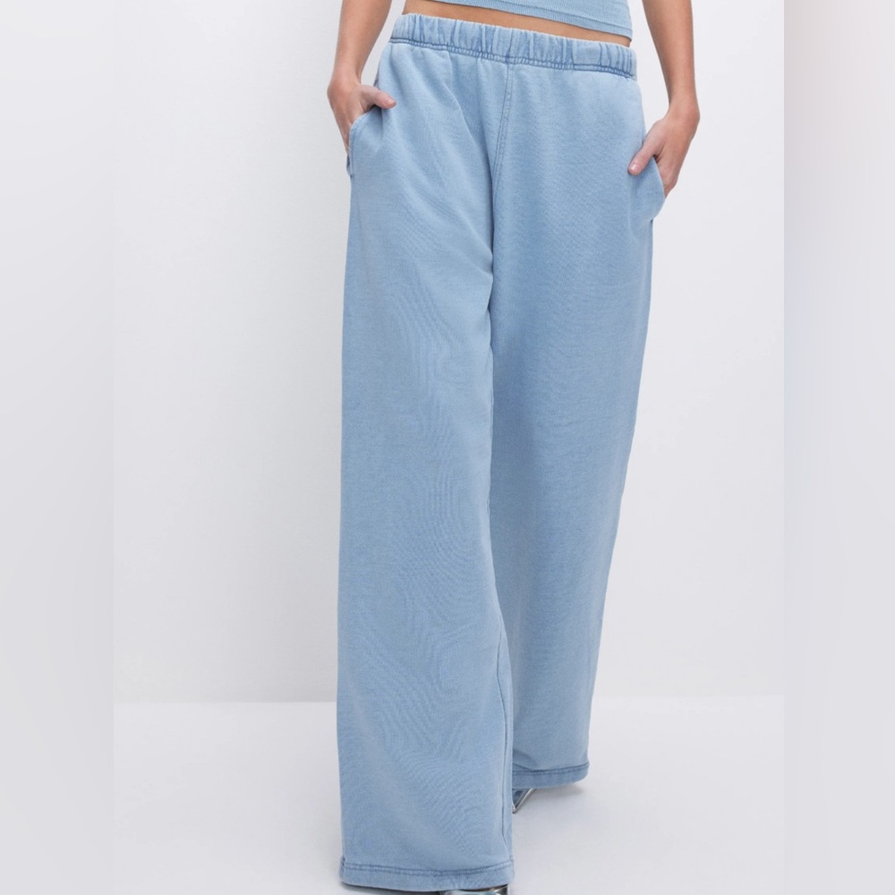 NWOT Good American Wide Leg Jeanius Sweatpants in the Color Indigo